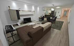 Modern Apartment With Large Outdoor Area - Sleeps 7, Close To Malta International Airport